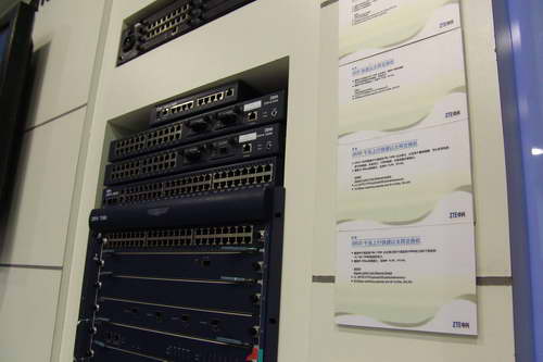 4號館中興展臺產(chǎn)品秀 2005年中國國際通信設(shè)備技術(shù)展中的科技浪潮